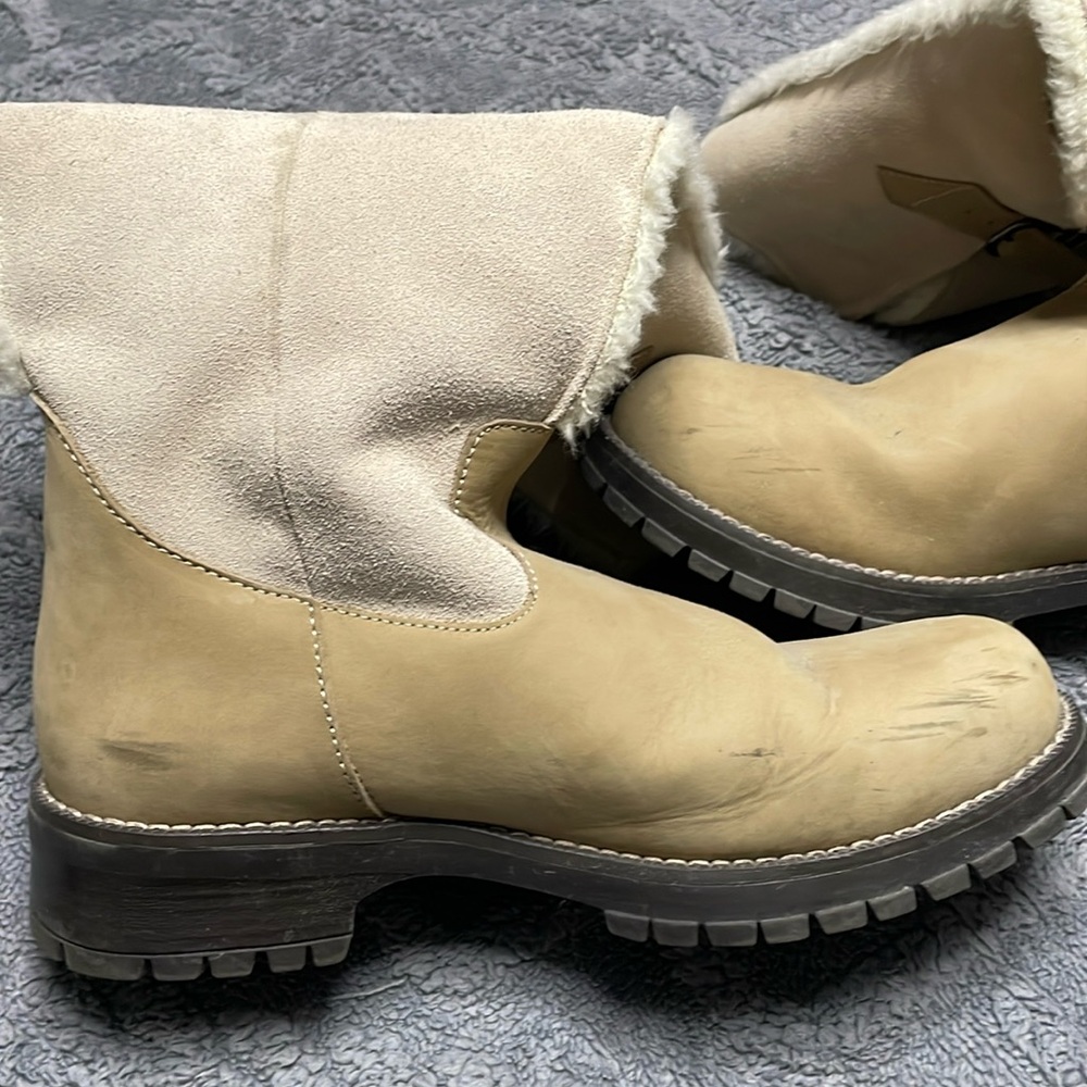 Khombu neutral suede fur lined boots